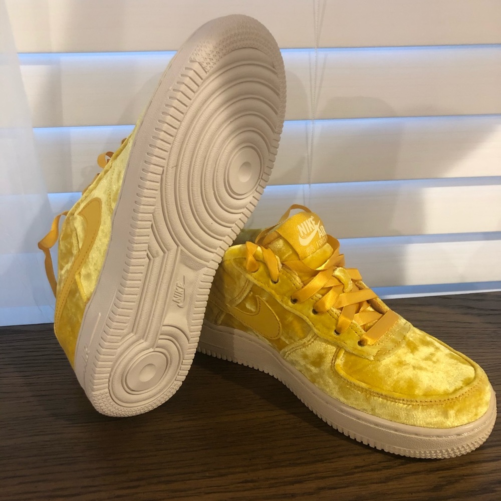 Air Force 1 LV8 mineral gold